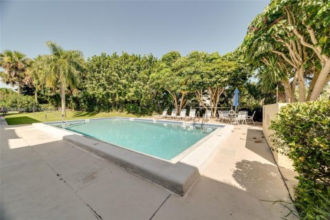 Condo in Vero Beach, Florida, 2 bedrooms  № 2044943 - photo 22