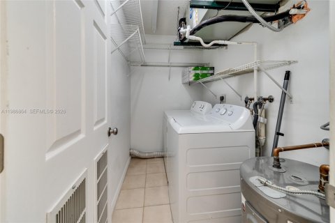 Condo in Vero Beach, Florida, 2 bedrooms  № 2044943 - photo 23