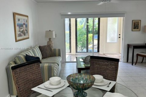 Condo in Vero Beach, Florida, 2 bedrooms  № 2044943 - photo 8