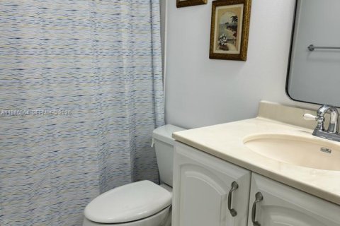 Condo in Vero Beach, Florida, 2 bedrooms  № 2044943 - photo 19