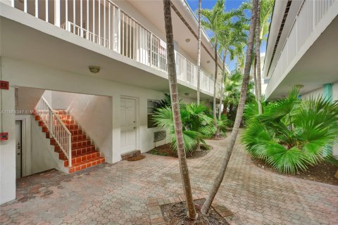 Condo in Miami Beach, Florida  № 1891948 - photo 11