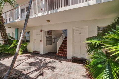 Condo in Miami Beach, Florida  № 1891948 - photo 10