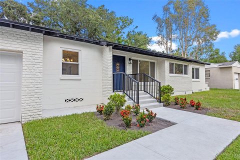 Casa en venta en Orlando, Florida, 3 dormitorios, 213.3 m2 № 1915658 - foto 1