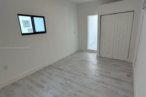 House in Miami Gardens, Florida 4 bedrooms, 103.86 sq.m. № 1984096 - photo 16