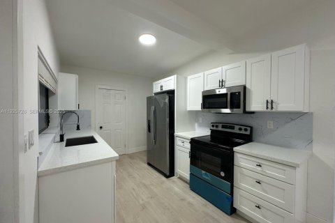 House in Miami Gardens, Florida 4 bedrooms, 103.86 sq.m. № 1984096 - photo 4