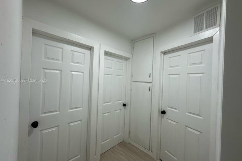 House in Miami Gardens, Florida 4 bedrooms, 103.86 sq.m. № 1984096 - photo 19