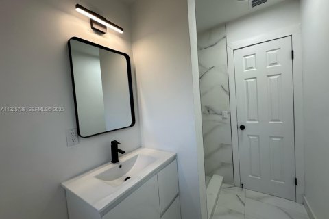 House in Miami Gardens, Florida 4 bedrooms, 103.86 sq.m. № 1984096 - photo 14