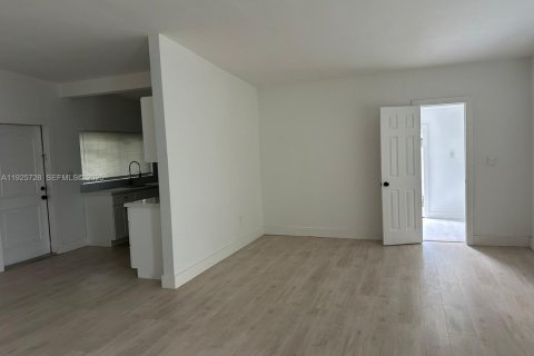 House in Miami Gardens, Florida 4 bedrooms, 103.86 sq.m. № 1984096 - photo 7