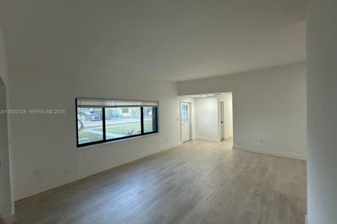 House in Miami Gardens, Florida 4 bedrooms, 103.86 sq.m. № 1984096 - photo 6