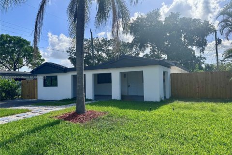 Casa en venta en Hollywood, Florida, 3 dormitorios, 121.89 m2 № 1942104 - foto 2