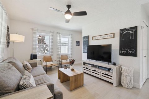 House in Winter Garden, Florida 3 bedrooms, 104.05 sq.m. № 2156263 - photo 3