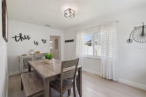 House in Winter Garden, Florida 3 bedrooms, 104.05 sq.m. № 2156263 - photo 5