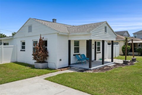 House in Winter Garden, Florida 3 bedrooms, 104.05 sq.m. № 2156263 - photo 2