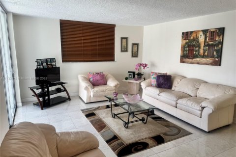 Condo in North Miami Beach, Florida, 2 bedrooms  № 1867917 - photo 11