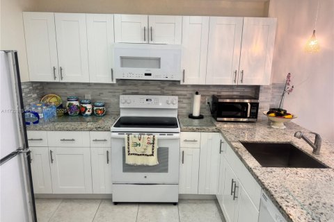 Condo in North Miami Beach, Florida, 2 bedrooms  № 1867917 - photo 17