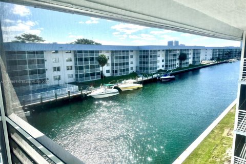 Condo in North Miami Beach, Florida, 2 bedrooms  № 1867917 - photo 3