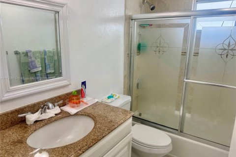 Condo in North Miami Beach, Florida, 2 bedrooms  № 1867917 - photo 25