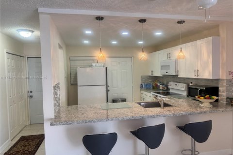 Condo in North Miami Beach, Florida, 2 bedrooms  № 1867917 - photo 14