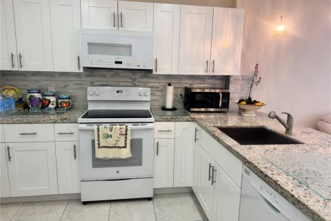 Condo in North Miami Beach, Florida, 2 bedrooms  № 1867917 - photo 16