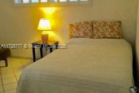 Condo in Pembroke Pines, Florida, 2 bedrooms  № 1962579 - photo 11