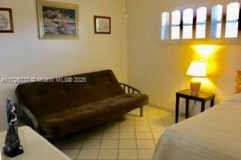 Condo in Pembroke Pines, Florida, 2 bedrooms  № 1962579 - photo 13