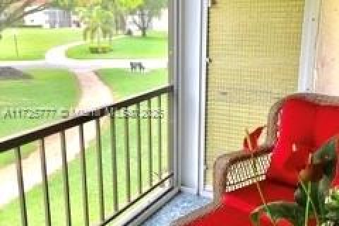 Condo in Pembroke Pines, Florida, 2 bedrooms  № 1962579 - photo 19
