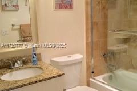 Condo in Pembroke Pines, Florida, 2 bedrooms  № 1962579 - photo 10