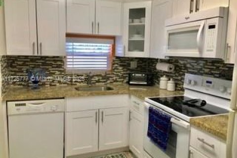 Condo in Pembroke Pines, Florida, 2 bedrooms  № 1962579 - photo 3