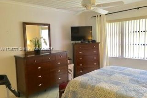 Condo in Pembroke Pines, Florida, 2 bedrooms  № 1962579 - photo 15