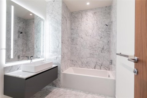 Condo in Miami, Florida, 4 bedrooms  № 2053092 - photo 19