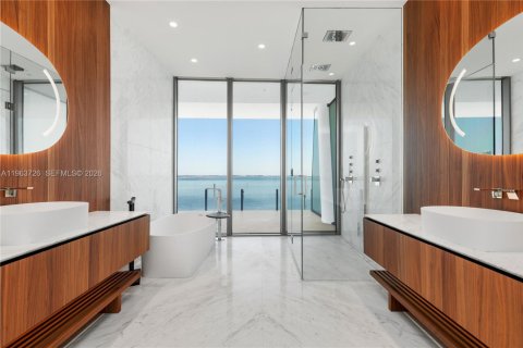 Condo in Miami, Florida, 4 bedrooms  № 2053092 - photo 13