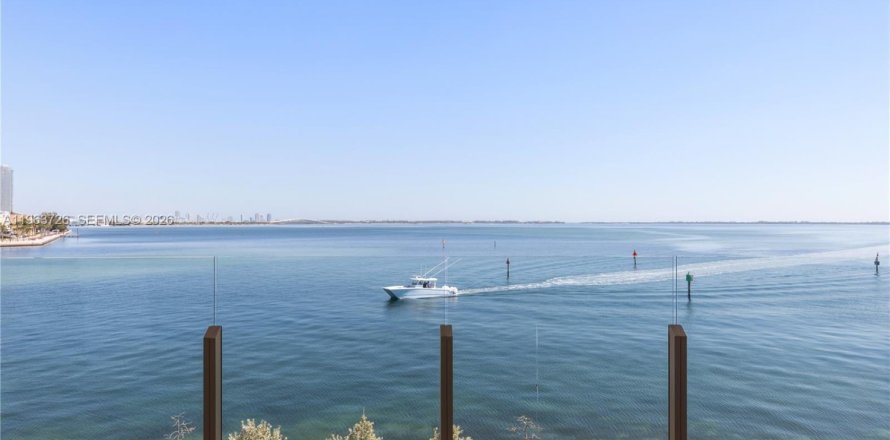 Condo in Miami, Florida, 4 bedrooms  № 2053092