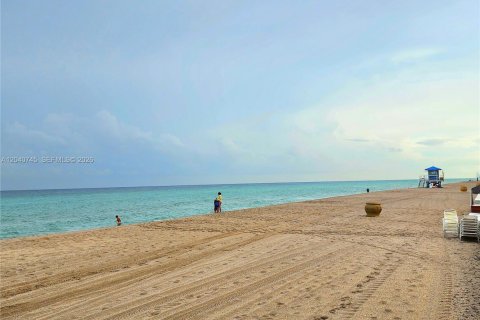 Condo in Hollywood, Florida, 2 bedrooms № 2088111 - photo 30