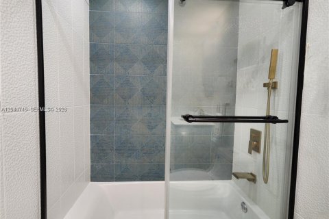 Condo in Hollywood, Florida, 2 bedrooms № 2088111 - photo 22