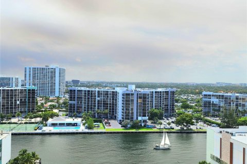 Condo in Hollywood, Florida, 2 bedrooms № 2088111 - photo 19