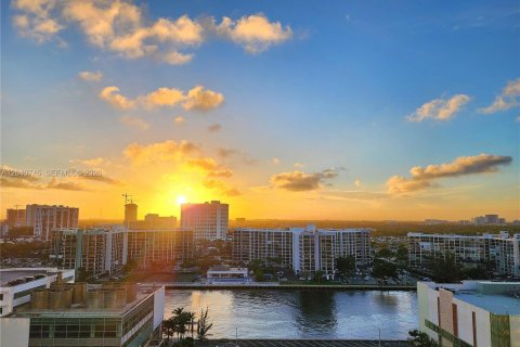 Condo in Hollywood, Florida, 2 bedrooms № 2088111 - photo 2