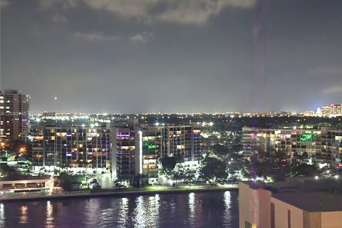 Condo in Hollywood, Florida, 2 bedrooms № 2088111 - photo 13