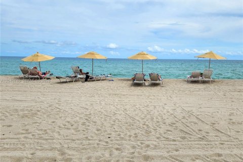 Condo in Hollywood, Florida, 2 bedrooms № 2088111 - photo 24