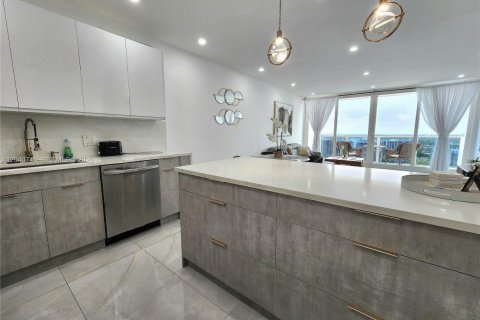 Condo in Hollywood, Florida, 2 bedrooms № 2088111 - photo 10