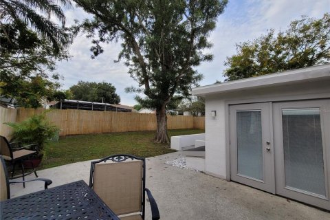 House in New Port Richey, Florida 3 bedrooms, 110.18 sq.m. № 1916639 - photo 24