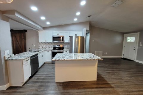 House in New Port Richey, Florida 3 bedrooms, 110.18 sq.m. № 1916639 - photo 3