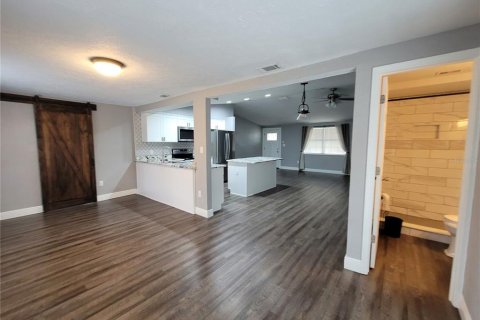 House in New Port Richey, Florida 3 bedrooms, 110.18 sq.m. № 1916639 - photo 4