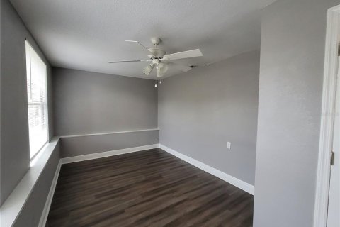House in New Port Richey, Florida 3 bedrooms, 110.18 sq.m. № 1916639 - photo 10
