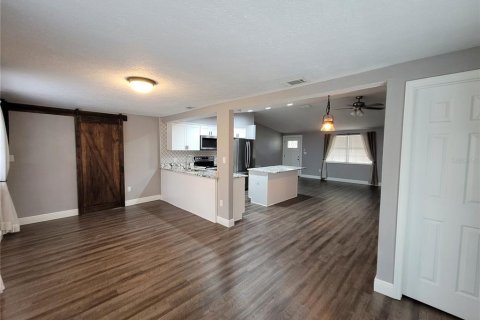 House in New Port Richey, Florida 3 bedrooms, 110.18 sq.m. № 1916639 - photo 7