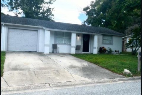 House in New Port Richey, Florida 3 bedrooms, 110.18 sq.m. № 1916639 - photo 1