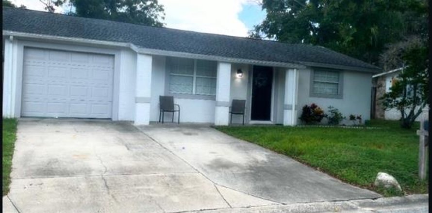 House in New Port Richey, Florida 3 bedrooms, 110.18 sq.m. № 1916639