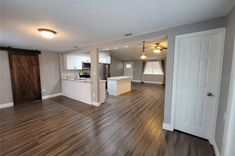 House in New Port Richey, Florida 3 bedrooms, 110.18 sq.m. № 1916639 - photo 6