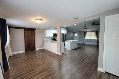 House in New Port Richey, Florida 3 bedrooms, 110.18 sq.m. № 1916639 - photo 8