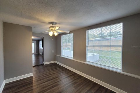 House in New Port Richey, Florida 3 bedrooms, 110.18 sq.m. № 1916639 - photo 12