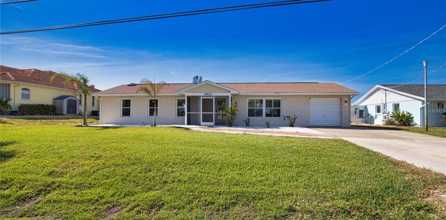 House in Englewood, Florida 3 bedrooms, 130.62 sq.m. № 1740961